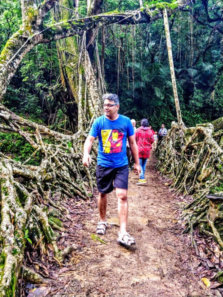 Nohwet Living Root Bridge Meghalaya.A main attraction of Nohwet, is the famous Living Root Bridge.The Riwai root bridge is made by intertwining two large India rubber trees based on opposite banks of the Thyllong river. This particular type of tree sends out aerial roots towards each other, in a rather slow process over the decades and finally, they meet each other to form the 30-metre long bridge. #lighttravelaction #offbeatindia #northeastindia #meghalayatravel #meghalayainhindi