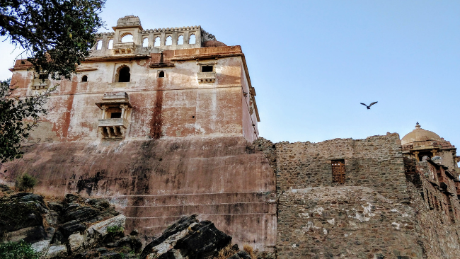 Kumbhalgarh fort is a Mewar fortress on the westerly range of Aravalli Hills, in the Rajsamand district near Udaipur of Rajasthan state in western India. Read more about breathtakingly beautiful tourist places in India that you must visit before you die