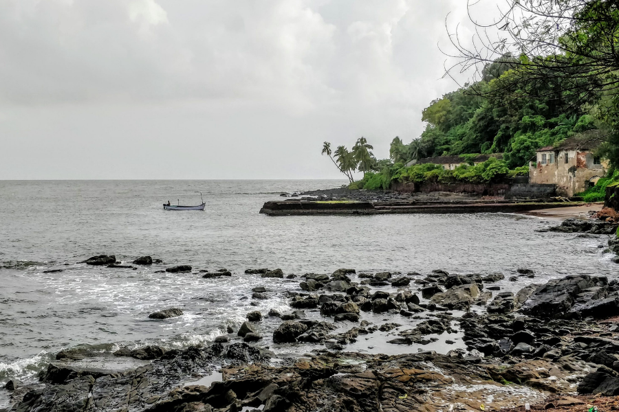 Scenic view of the Arabian Sea from the steps near Aguada Central Jail, showing why this location is beloved by photographers and Instagrammers