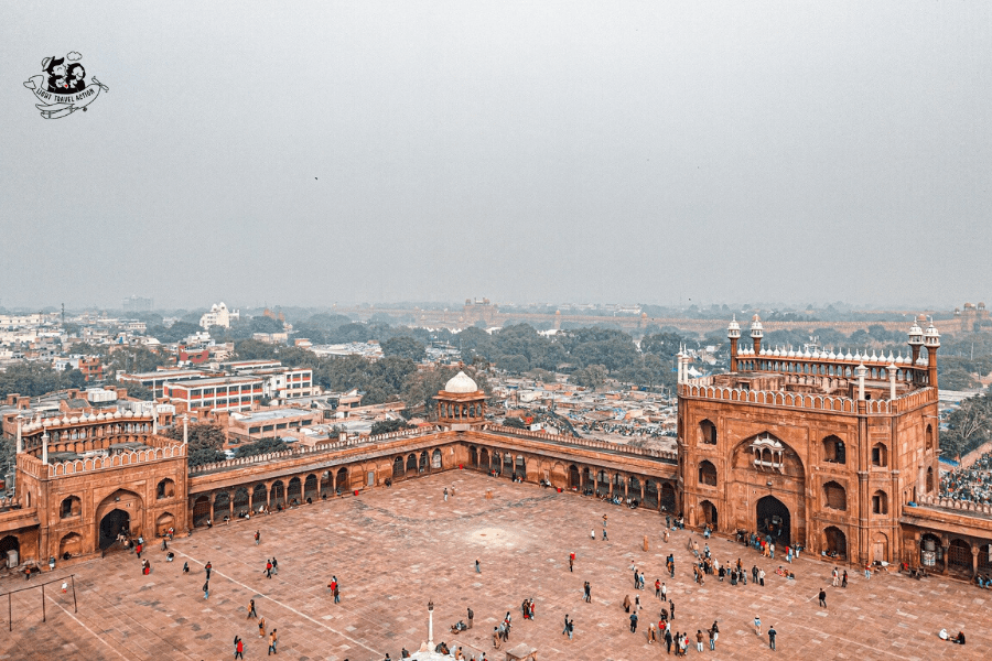 This great mosque of Old Delhi is the largest in India, with a courtyard capable of holding 25,000 devotees. The highly decorative mosque has three great gates, four towers and two 40 m-high minarets constructed of strips of red sandstone and white marble. Click to read travel tips & other necessary details #lighttravelaction #incredibleindia #jamamasjid #delhitourism #thingstodoindelhi #thingstodoinindia