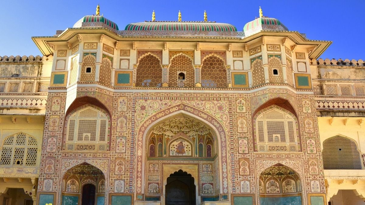 One of the top tourist attractions of Jaipur, the stunning Amer Palace Fort sits atop a small hill, and is located at a distance about 11 km from the main city. Built with pale yellow and pink sandstone, and with white marble, the magnificent Amer Fort is an extensive palace complex. Click to read things to know before your visit #lighttravelaction #amberfortjaipurphotography #amberfort #amberfortjaipur #amberfortphotography #amberfortjaipurarchitecture #amberfortjaipurindia #amerfortjaipurindia
