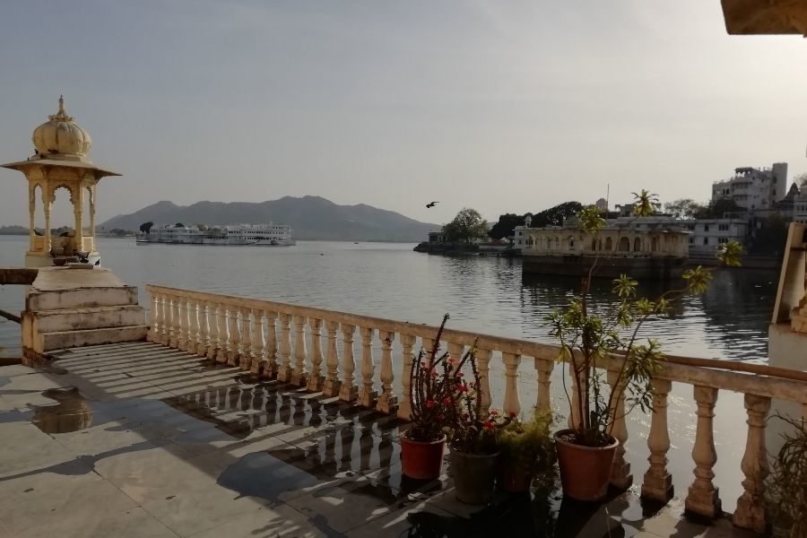 lighttravelaction-udaipur-lake-pichhola